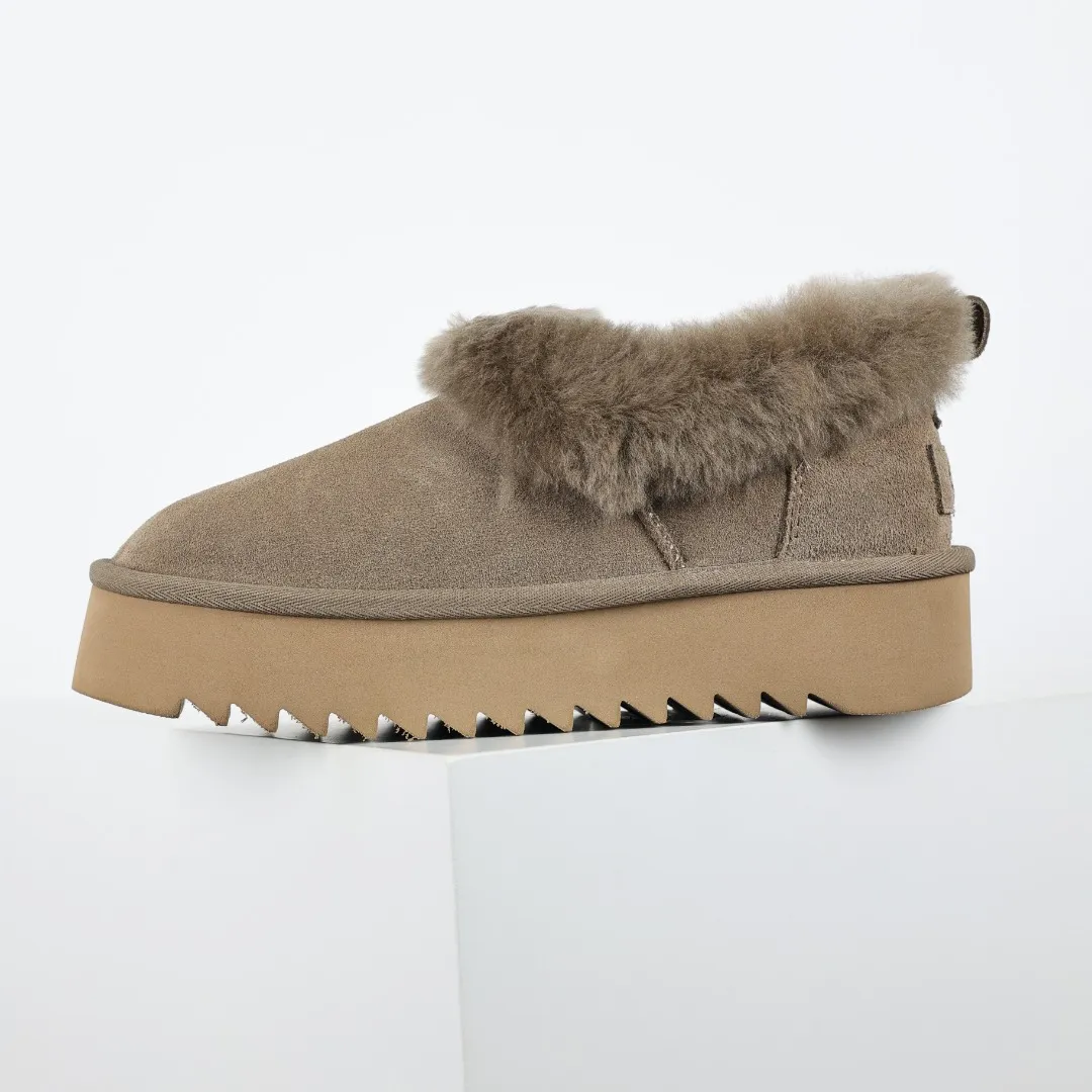 Pick up locally 💰580 Core recommendation Good price It is a very suitable choice for home use. In recent years, uug has launched a series of styles, which are partially geared towards the preferences of young consumers and have also moved to the forefront of fashion trends. Shoe body material: water-repellent coated suede upper, 17 mm UGGPURE™ implantable wool insole, lightweight non-slip and comfortable rubber outsole, with brand LOGO and trademark, with full packaging Size: 35 36 37 38 39 40